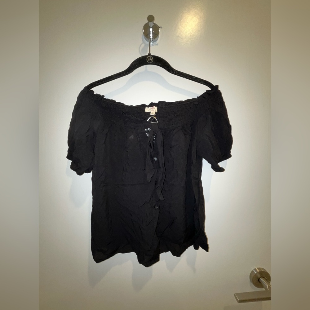 💛$8 if bundle- Black off Shoulder shirt. Black blouse